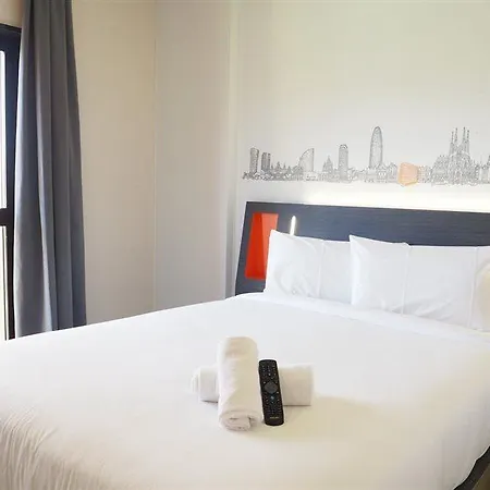 Easyhotel Centre 招待所 *