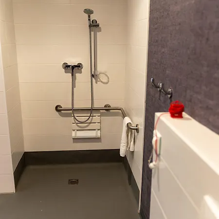 Easyhotel Centre 招待所 *