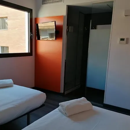 Easyhotel Centre 招待所 *