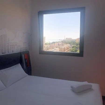 Easyhotel Centre 招待所 *