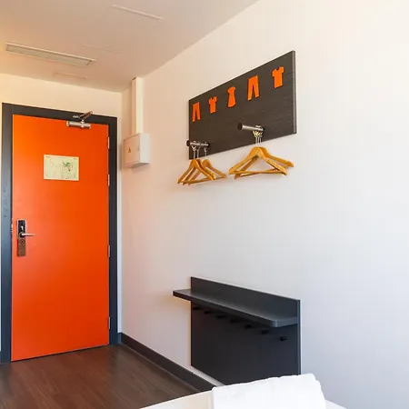 Easyhotel Centre 招待所 *